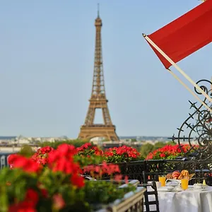 Отель Plaza Athenee - Dorchester Collection