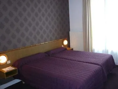 **  Hotel Royal Mansart París Francia